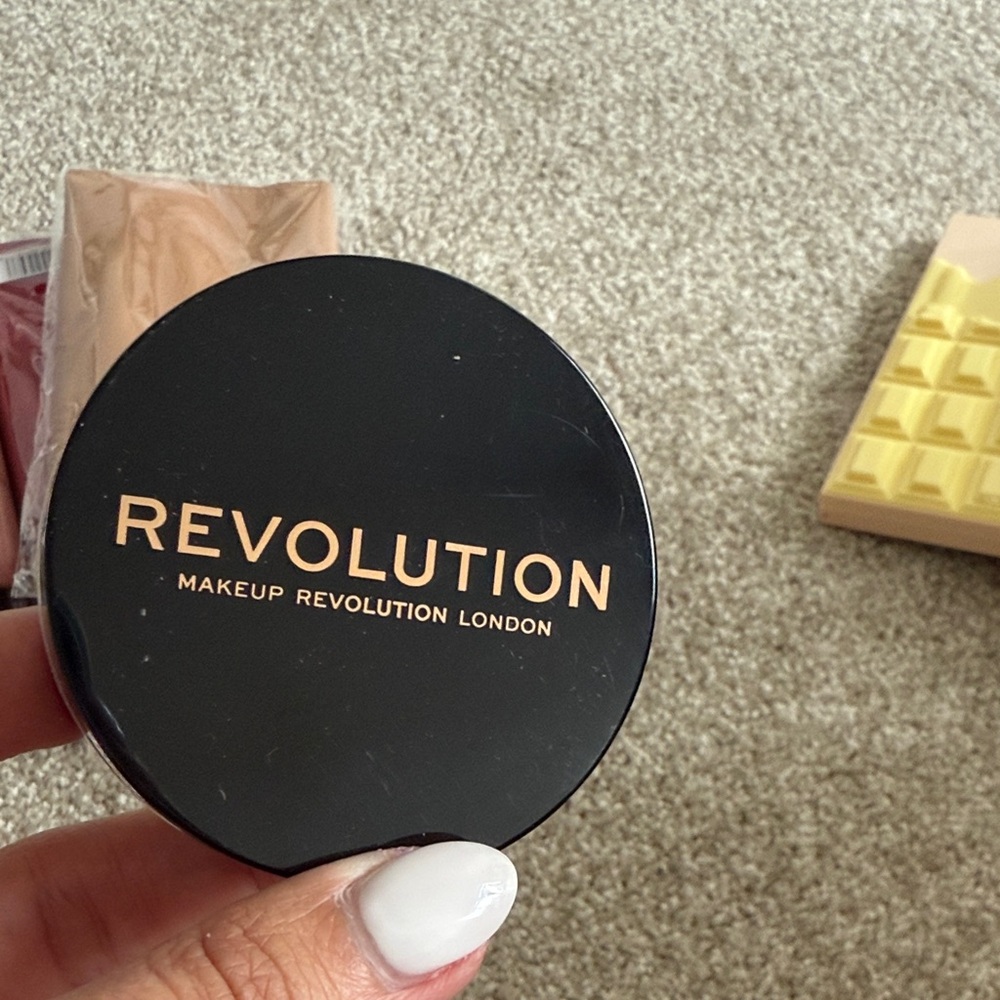 Revolution Black Setting Powder Compact